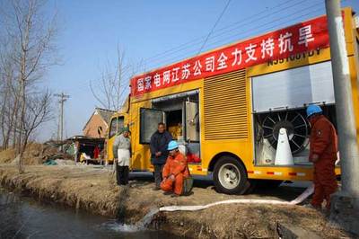 江苏电力公司调集水泵车、发电车驰援苏北抗旱